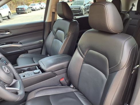 Used 2025 Nissan Pathfinder SL w/ SL Premium Package image 13