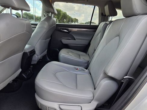 Used 2023 Toyota Highlander Platinum FWD image 29