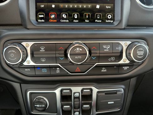 Used 2023 Jeep Wrangler Unlimited Sahara image 19