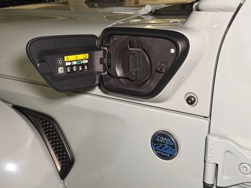 Used 2024 Jeep Wrangler Unlimited w/ Convenience Group AWD/4WD image 16