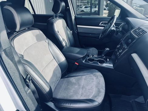 Used 2017 Ford Explorer XLT w/ Equipment Group 202A image 7