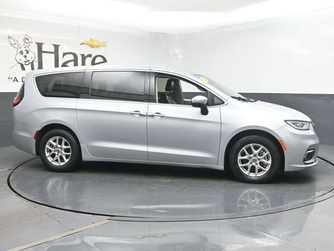Used 2023 Chrysler Pacifica Touring-L FWD image 1