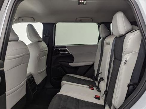 Used 2025 Mitsubishi Outlander SE image 16