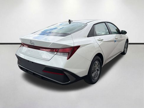 New 2026 Hyundai Elantra SE FWD image 3