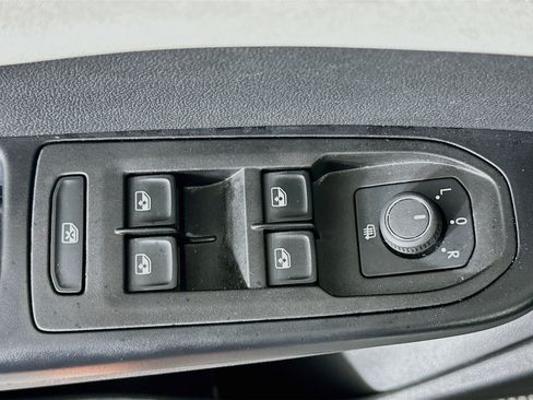 Used 2025 Volkswagen Taos SE AWD/4WD image 15