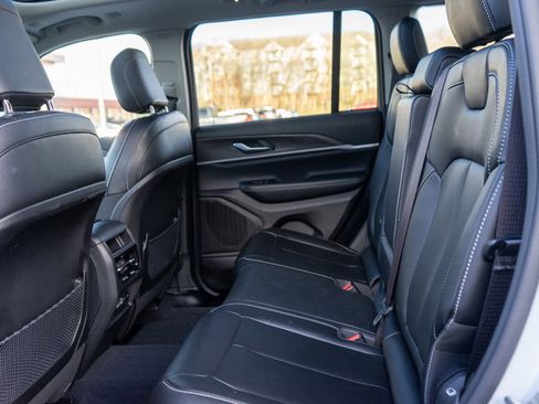 Used 2024 Jeep Grand Cherokee Limited image 30