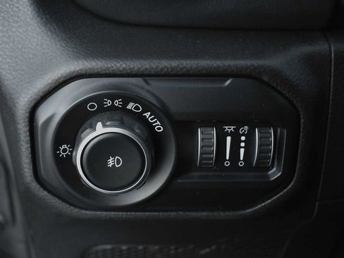 Used 2020 Jeep Wrangler Unlimited Sahara image 25