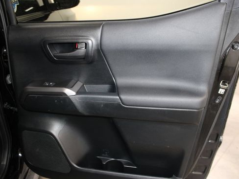 Used 2017 Toyota Tacoma TRD Off-Road w/ Premium & Technology Package AWD/4WD image 28