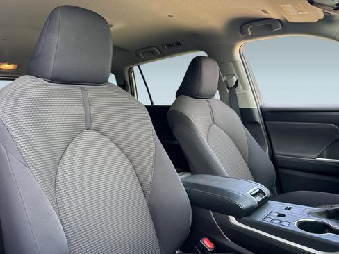 Used 2025 Toyota Highlander LE FWD image 30