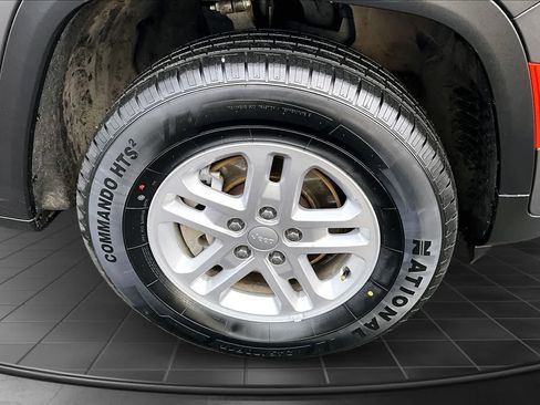 Used 2023 Jeep Grand Cherokee Laredo image 34