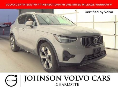 Certified 2025 Volvo XC40 B5 Plus image 1