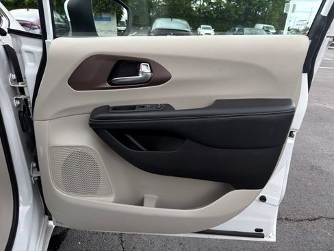Used 2022 Chrysler Voyager LX FWD image 26