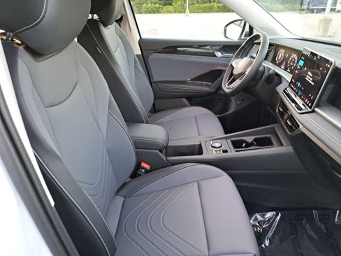 New 2025 Volkswagen Tiguan SE image 10