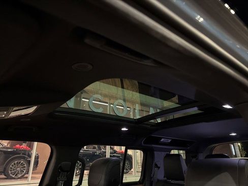 Used 2024 Land Rover Defender 110 X-Dynamic SE image 12