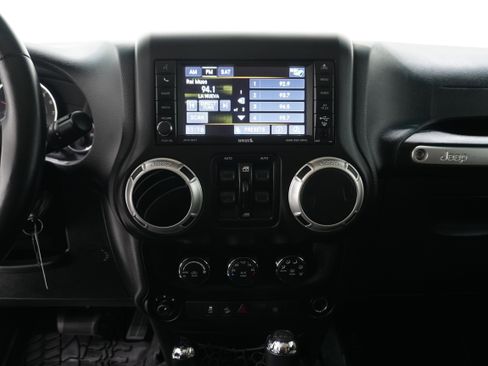 Used 2016 Jeep Wrangler Unlimited Rubicon w/ Connectivity Group image 18