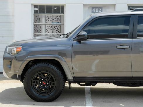 Used 2018 Toyota 4Runner TRD Off-Road Premium AWD/4WD image 13