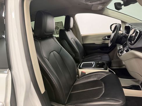 Used 2024 Chrysler Pacifica Touring-L image 64