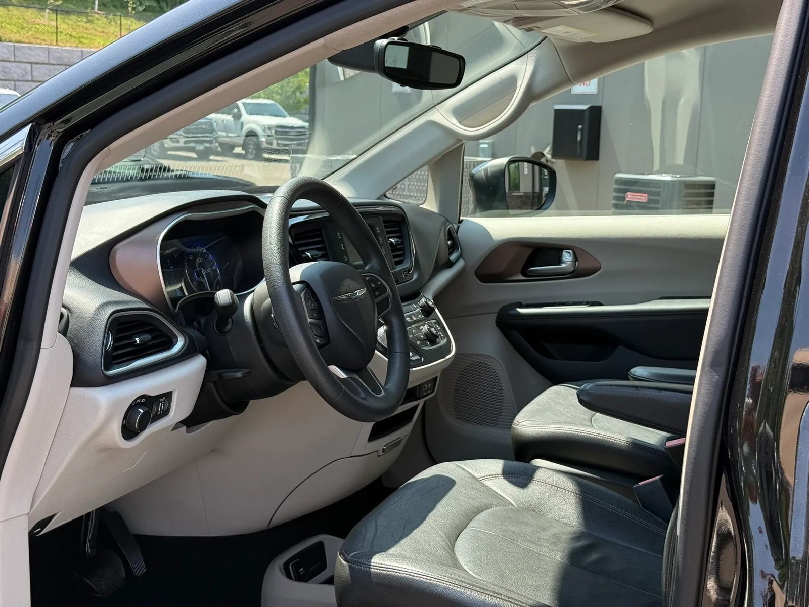 Used 2017 Chrysler Pacifica LX w/ Tire & Wheel Group FWD image 9