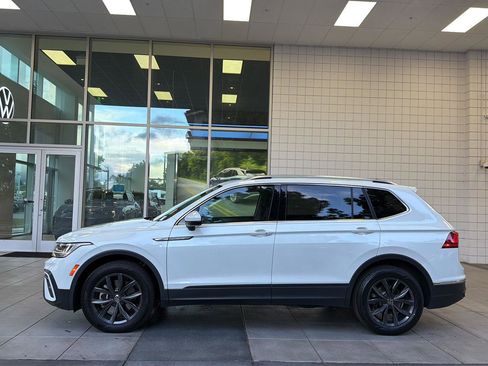 Used 2023 Volkswagen Tiguan SE w/ Panoramic Sunroof Package FWD image 2