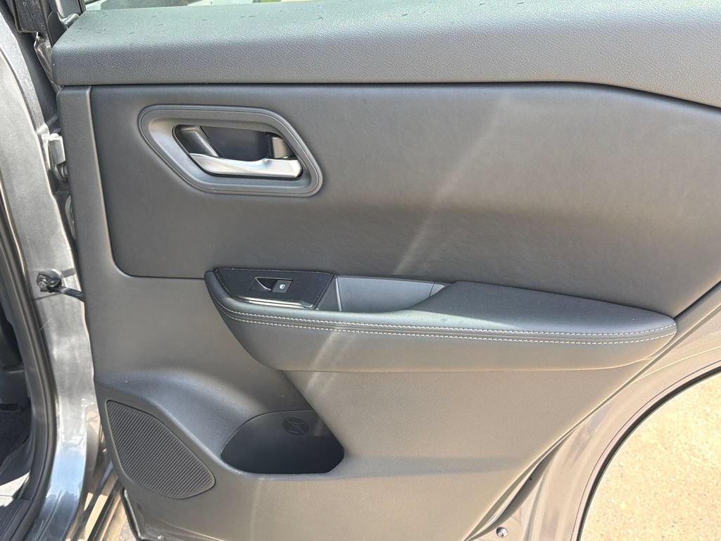 Used 2025 Nissan Rogue SV FWD image 16