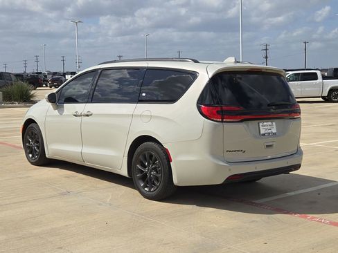 Used 2021 Chrysler Pacifica Touring w/ S Appearance Package image 5