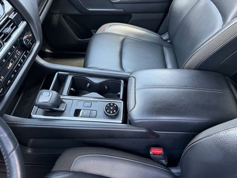 Used 2023 Nissan Pathfinder SL AWD/4WD image 19