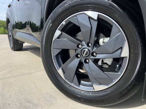 Certified 2025 Nissan Rogue SV FWD image 6