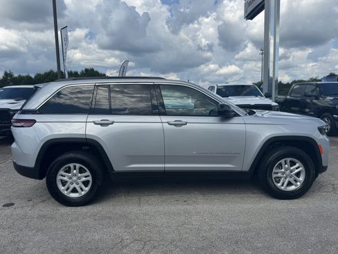 Used 2024 Jeep Grand Cherokee Laredo RWD image 4