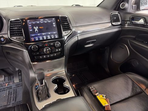 Used 2019 Jeep Grand Cherokee Overland AWD/4WD image 4
