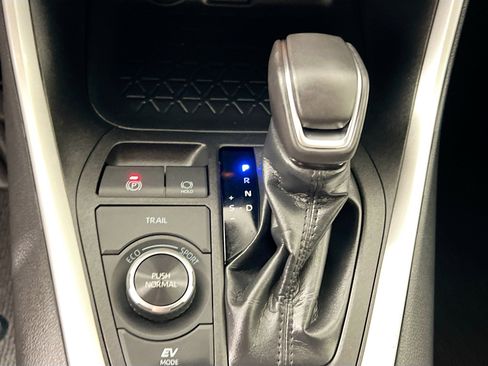 Used 2022 Toyota RAV4 SE image 25