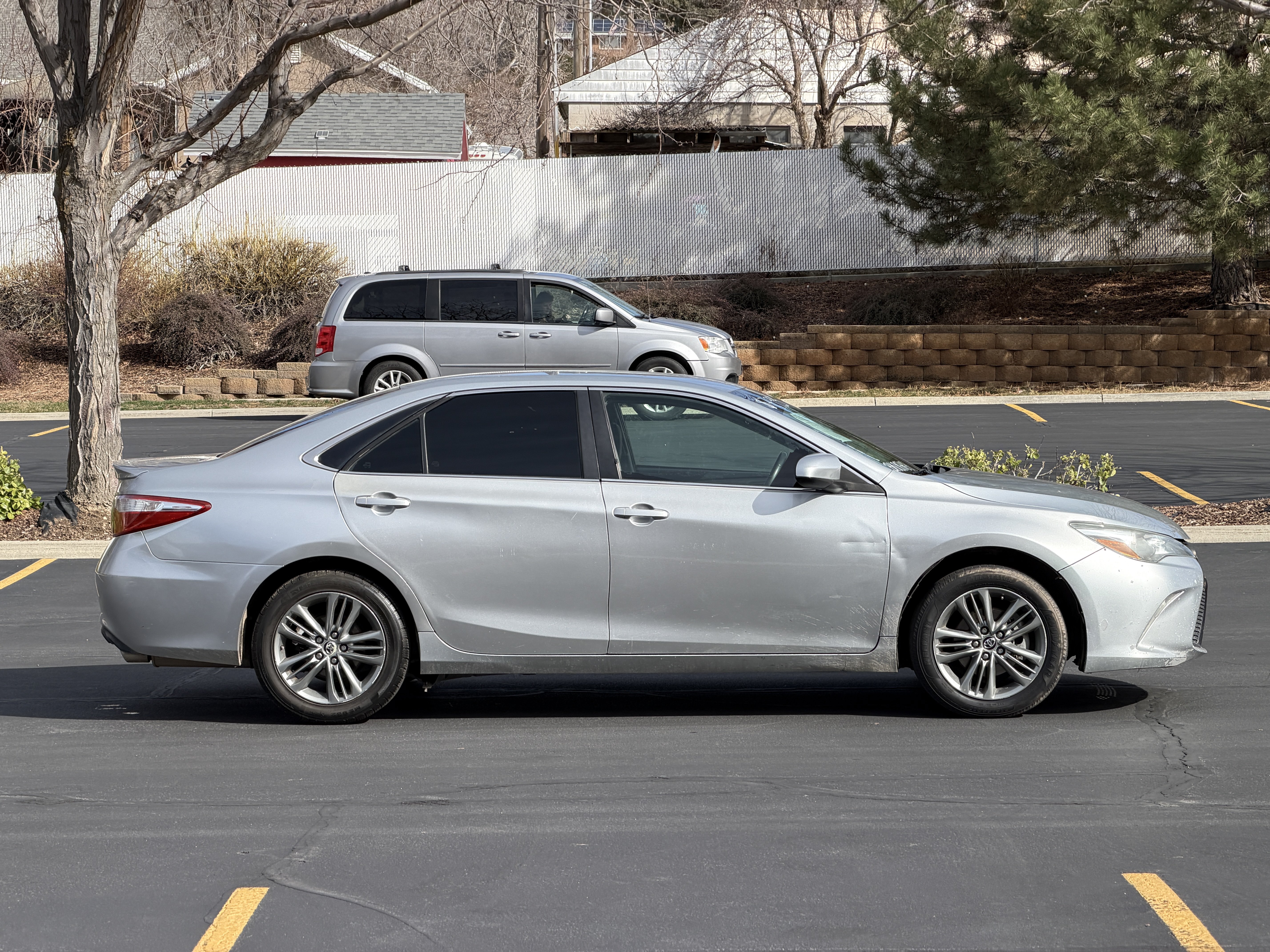 Used 2015 Toyota Camry SE FWD image 3