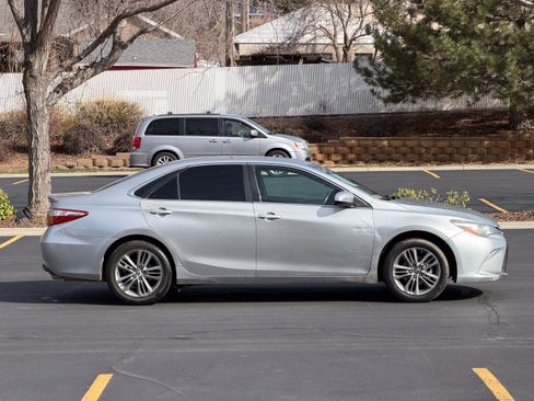 Used 2015 Toyota Camry SE FWD image 3