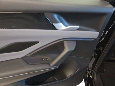 Certified 2025 Volkswagen Tiguan SE image 11