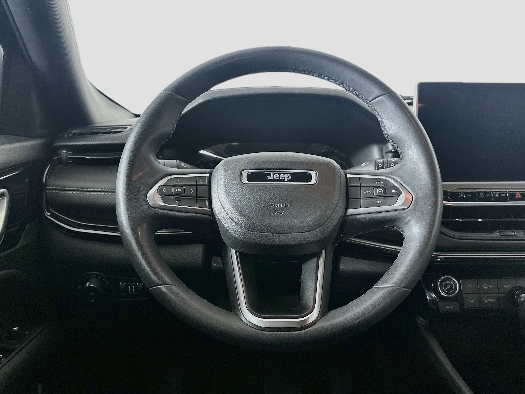 Used 2023 Jeep Compass Latitude w/ Sun and Sound Group AWD/4WD image 18