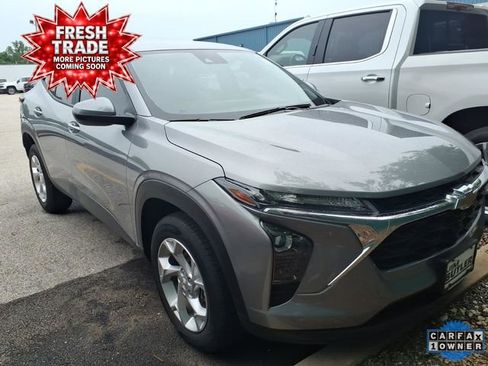 Used 2025 Chevrolet Trax LS w/ LS Convenience Package FWD image 3