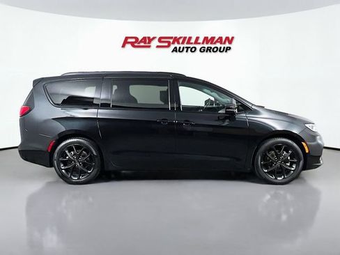 Used 2024 Chrysler Pacifica Limited w/ S Appearance Package FWD image 8
