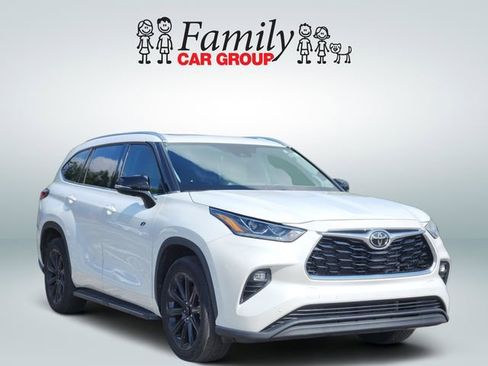 Used 2023 Toyota Highlander Limited FWD image 2