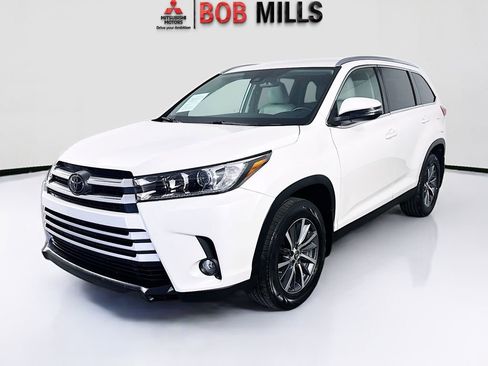 Used 2019 Toyota Highlander XLE AWD/4WD image 3