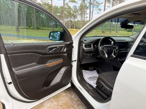 Used 2023 GMC Acadia SLE w/ Driver Convenience Package FWD image 9