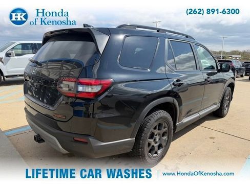 Used 2025 Honda Pilot TrailSport image 2