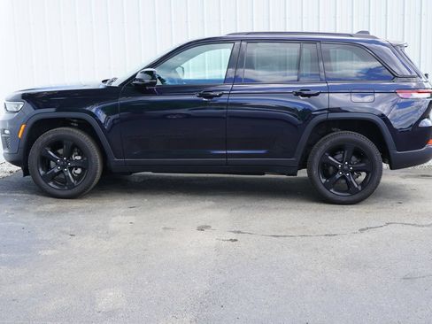 Used 2024 Jeep Grand Cherokee Limited w/ Black Appearance Package AWD/4WD image 3
