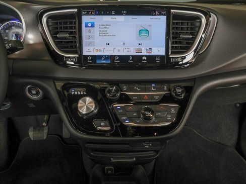Used 2026 Chrysler Pacifica Select FWD image 13