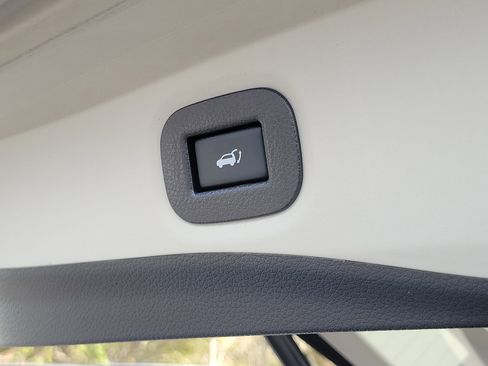 Used 2018 Nissan Rogue SL w/ Premium Package image 10