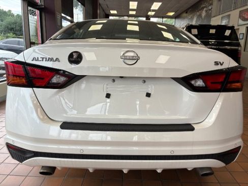 Used 2024 Nissan Altima 2.5 SV FWD image 12