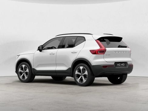 Used 2025 Volvo XC40 B5 Plus AWD/4WD image 5