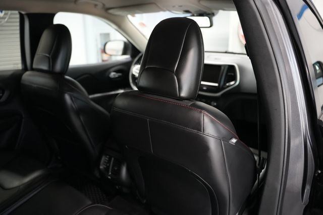 Used 2017 Jeep Cherokee Trailhawk w/ Cold Weather Group AWD/4WD image 18