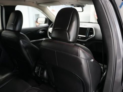 Used 2017 Jeep Cherokee Trailhawk w/ Cold Weather Group AWD/4WD image 18