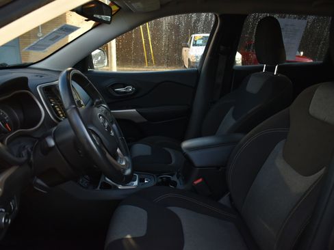 Used 2018 Jeep Cherokee Latitude w/ Altitude Package image 12