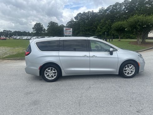 Used 2023 Chrysler Pacifica Touring-L FWD image 4