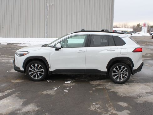 Used 2023 Toyota Corolla Cross XLE w/ Convenience Package image 5